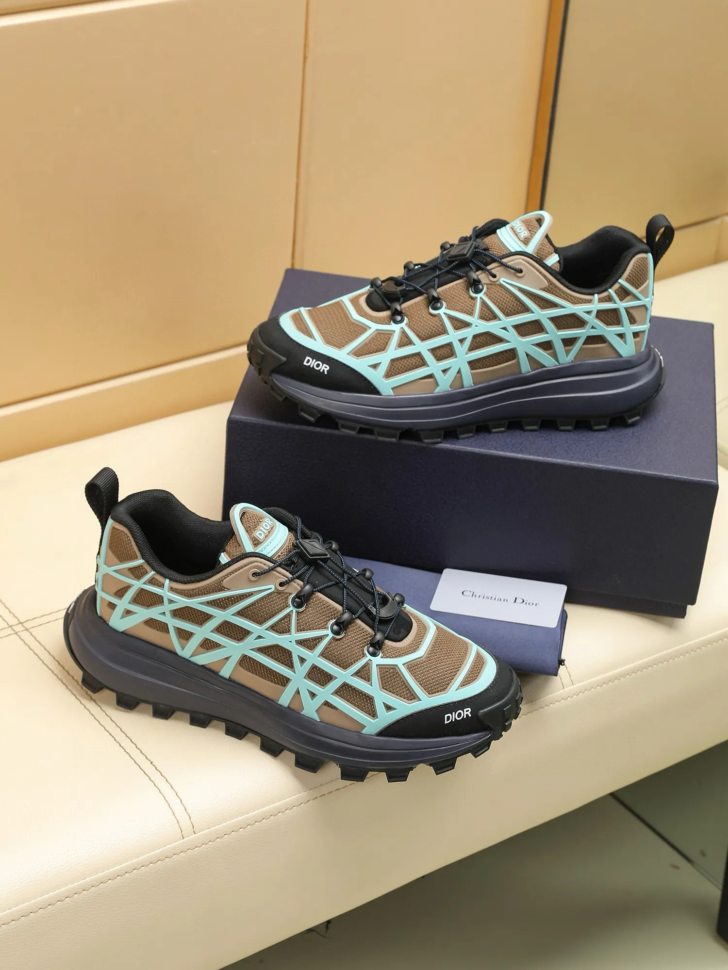 Men's shoes: 500💰Dior sports shoes highlight the fashionable silhouette, decorated with curved cannage pattern, reinterpreting the classic pattern in a structural style, enriching the Dior 2023 summer men's collection. Meticulously crafted using the advanced craftsmanship of hiking shoes, it blends outdoor culture with Dior heritage. Code number 38-44, customized 45